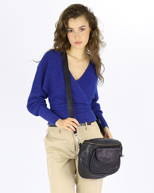 Torebka na szerokim pasku półokrągła skórzana listonoszka - MARCO MAZZINI czarna