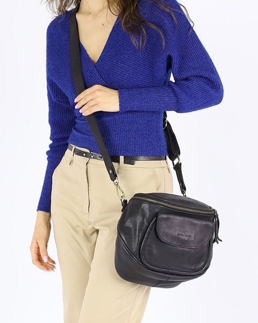 Torebka na szerokim pasku półokrągła skórzana listonoszka - MARCO MAZZINI czarna