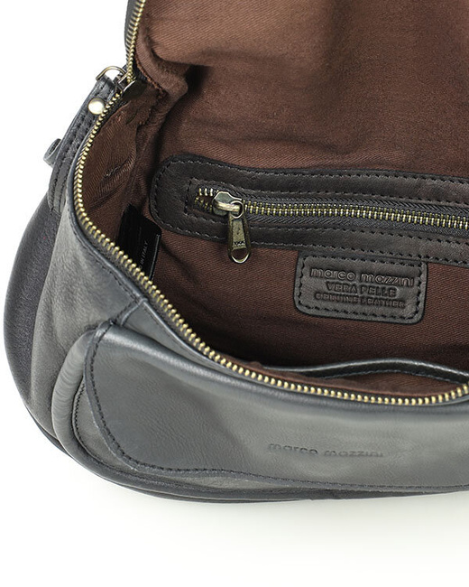 Torebka na szerokim pasku półokrągła skórzana listonoszka - MARCO MAZZINI czarna