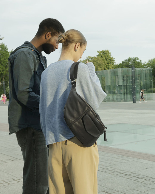 Duża nerka skórzana damska torebka przez ramię z kieszonkami MARCO MAZZINI czarna