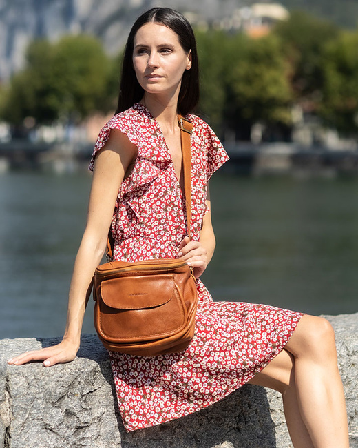 Torebka na szerokim pasku półokrągła skórzana listonoszka - MARCO MAZZINI brąz camel