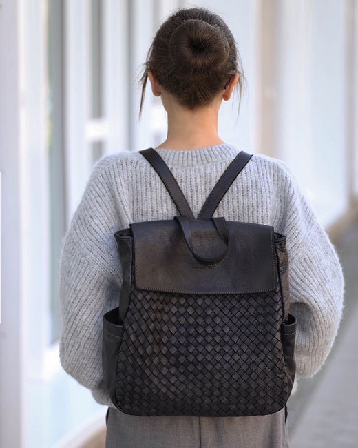 Plecak damski skórzany pleciony z kieszeniami A4 - MARCO MAZZINI czarny