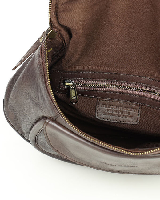 Torebka na szerokim pasku półokrągła skórzana listonoszka - MARCO MAZZINI ciemny brąz