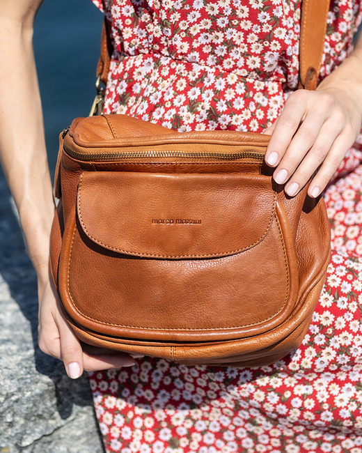 Torebka na szerokim pasku półokrągła skórzana listonoszka - MARCO MAZZINI brąz camel
