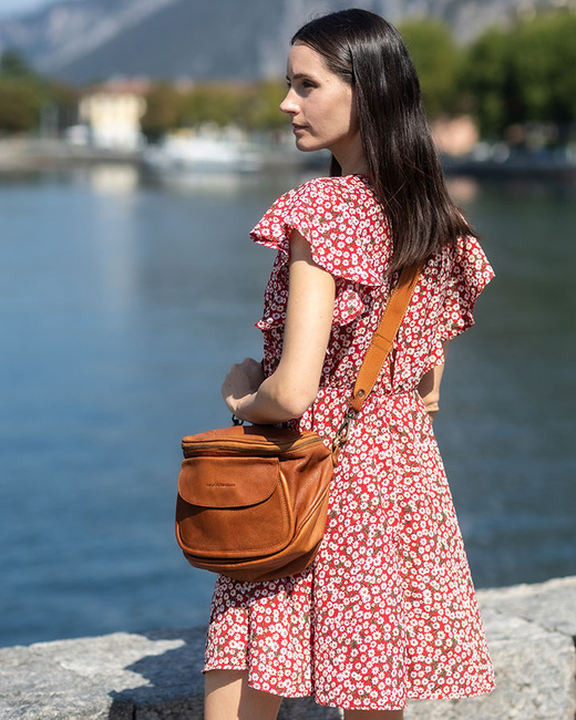 Torebka na szerokim pasku półokrągła skórzana listonoszka - MARCO MAZZINI brąz camel