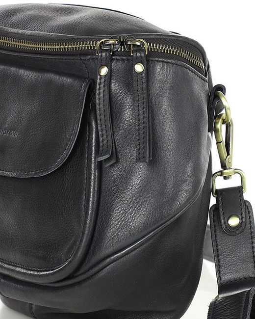 Torebka na szerokim pasku półokrągła skórzana listonoszka - MARCO MAZZINI czarna