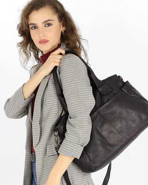 Torebka damska czarna skórzana z kieszeniami na zewnątrz - MARCO MAZZINI