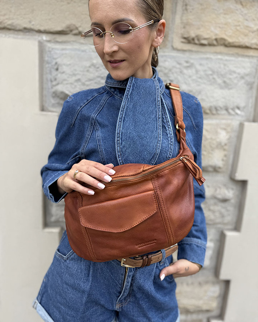 Duża nerka skórzana damska torebka przez ramię z kieszonkami MARCO MAZZINI brąz camel