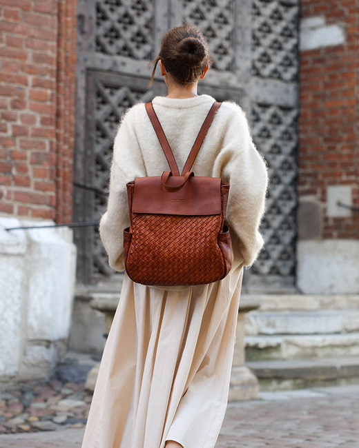Plecak damski skórzany pleciony z kieszeniami - MARCO MAZZINI brąz camel