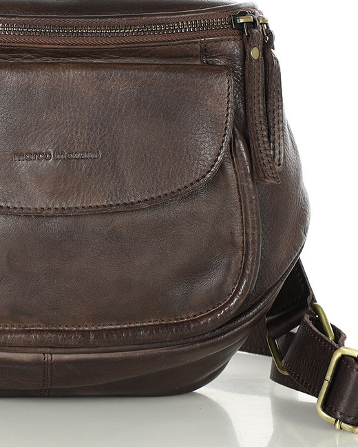 Torebka na szerokim pasku półokrągła skórzana listonoszka - MARCO MAZZINI ciemny brąz