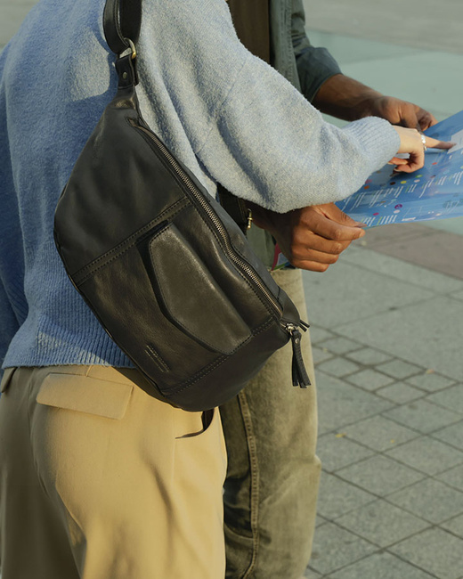 Duża nerka skórzana damska torebka przez ramię z kieszonkami MARCO MAZZINI czarna